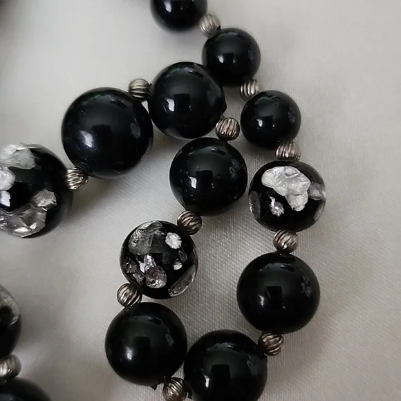 Rare VINTAGE GLASS SILVER INFUSED MURANO GLASS BEADED NECKLACE WITH BARREL CLASP - Picture 5 of 13